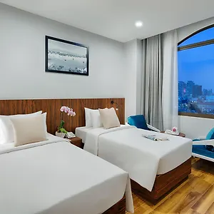 Happy Life Grand & Rooftop Skybar Hotel